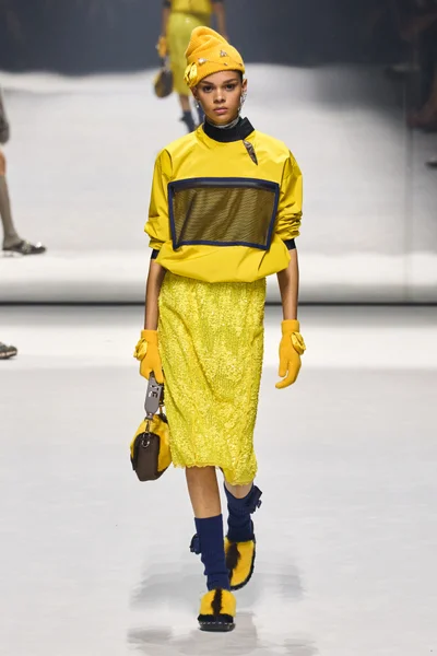 Look 19